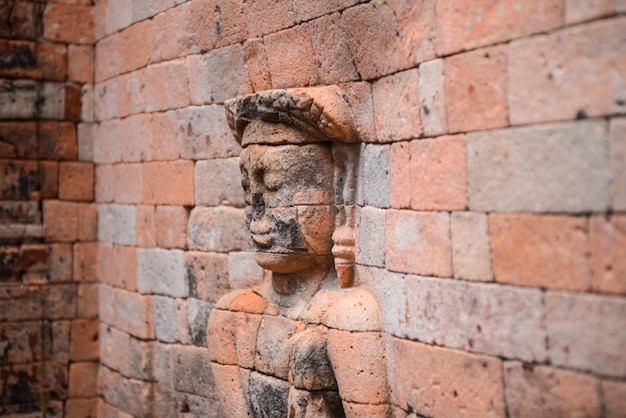 Бесплатное фото Скульптура человека в кирпича