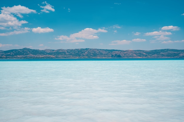 Foto gratuita sfondo di cielo blu e mare.