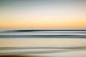 Foto gratuita mare durante un tramonto colorato con un effetto di movimento: una bella immagine per sfondi e sfondi