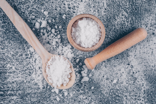 Морская соль в миске и ложке со скалкой