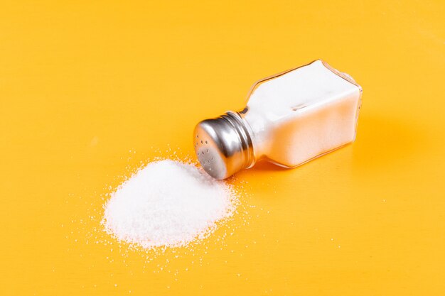 Морская соль выходит из солонки