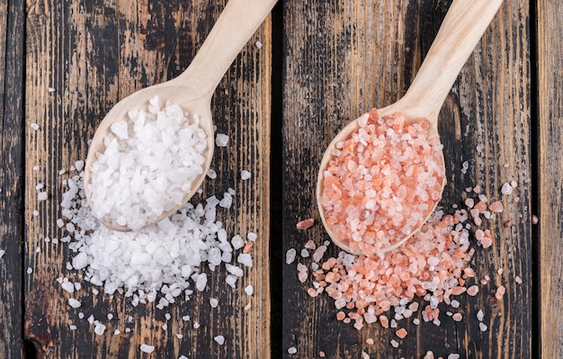 Free photo sea salt and himalayan salt in a wooden spoons