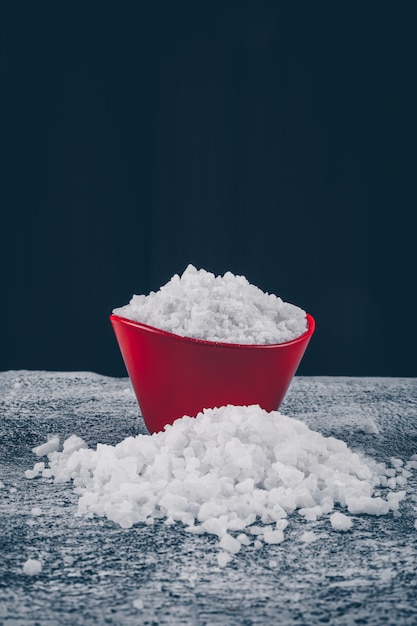 Free photo sea salt in a red bowl and around