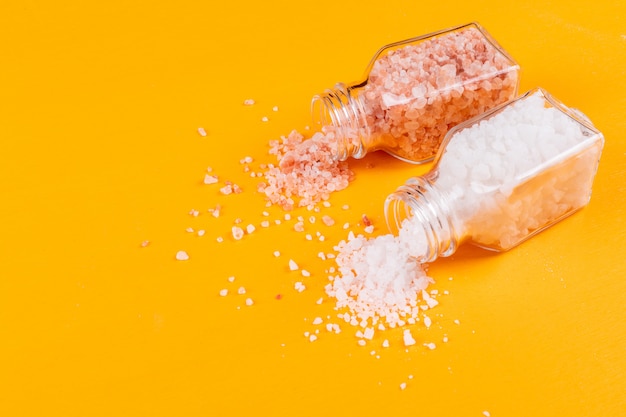 Free photo sea salt in salt shaker with himalayan salt