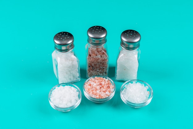 Free photo sea salt in salt shakers and small bowls with himalayan salt