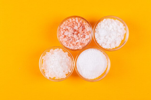 Sea salt in small bowls with himalayan salt