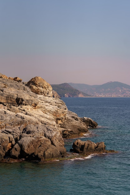 Морской пейзаж со скалистым берегом в Турции