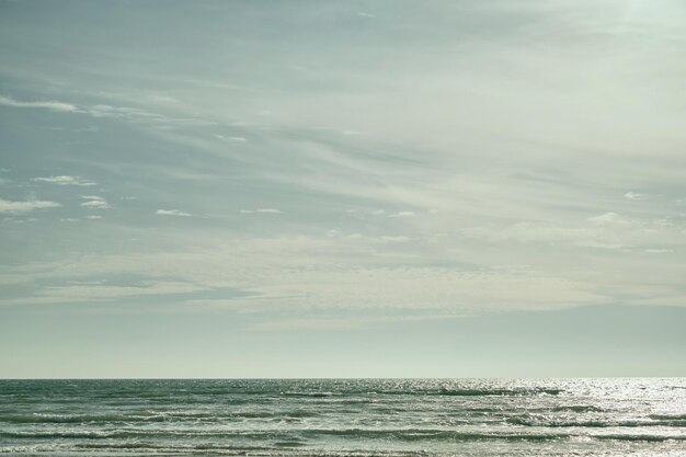 晴れた曇り空の背景の海明るい晴れた日の美しい曇り春の空黒海の砂浜のターコイズブルーの午後高品質の写真