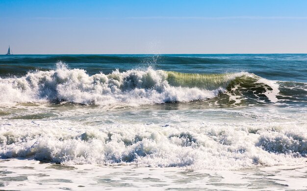 地中海の海の波