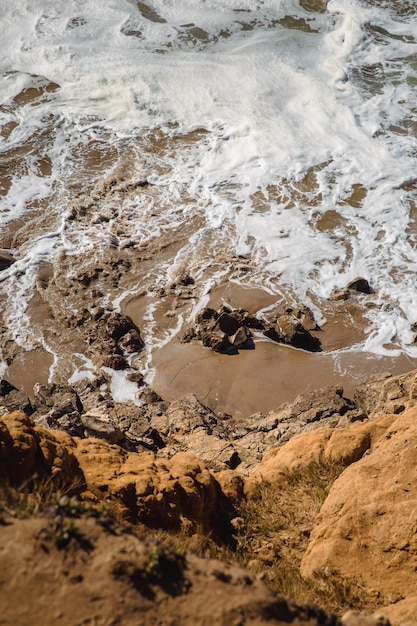 Free photo sea waves crashing on seashore