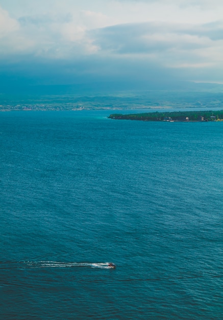 Free photo sea with a cloudy weather