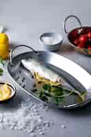 Бесплатное фото Процесс очистки морепродуктов на кухне