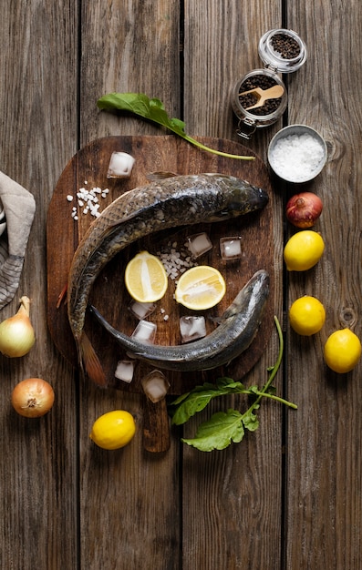 Foto gratuita processo di pulizia dei frutti di mare in cucina