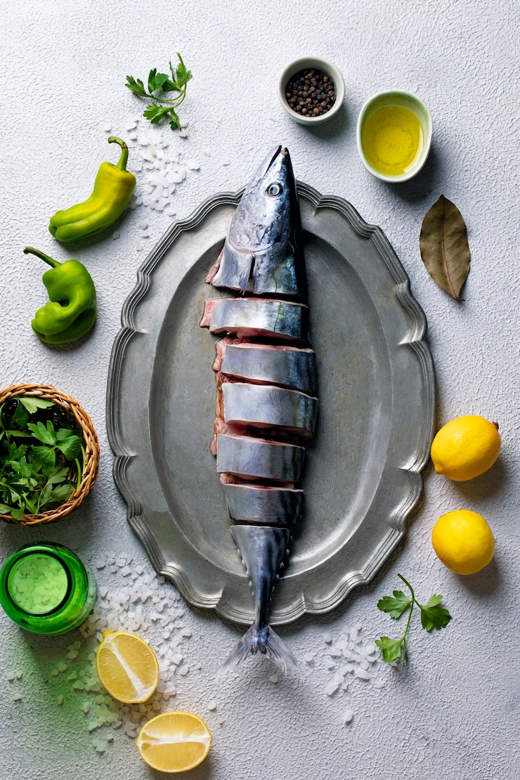 Бесплатный Фотография процесс очистки морепродуктов на кухне