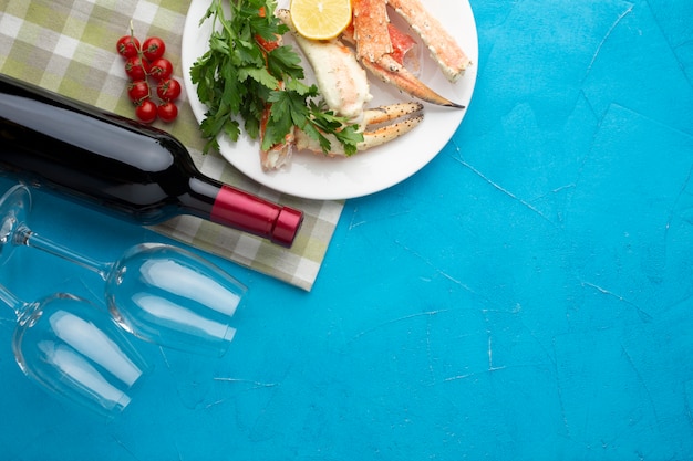 Free photo seafood dish with wine bottle and glasses