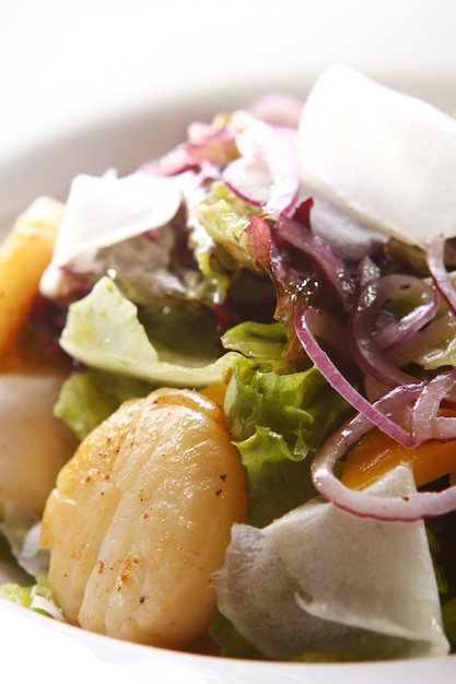 Free photo seafood gourmet salad with scallops