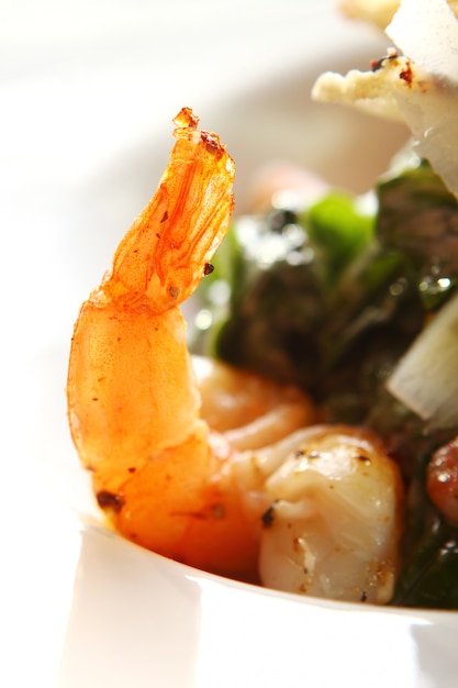 Free photo seafood gourmet salad with shrimps