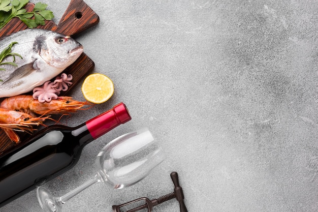 Морепродукты с вином и бокалами