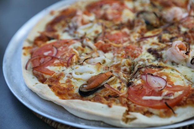 Пицца с морепродуктами, с креветками и помидорами из кальмаров, итальянская кухня