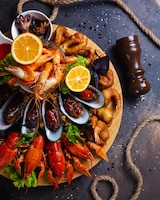 Тарелка с морепродуктами с креветками, мидиями и лобстерами с лимоном