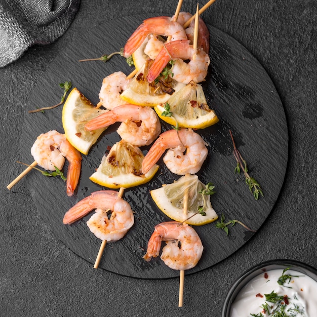 Free photo seafood shrimp skewers on plate