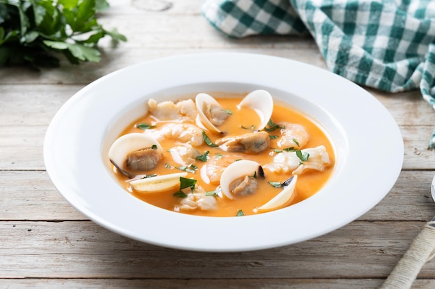 Foto gratuita zuppa di frutti di mare sulla tavola di legno