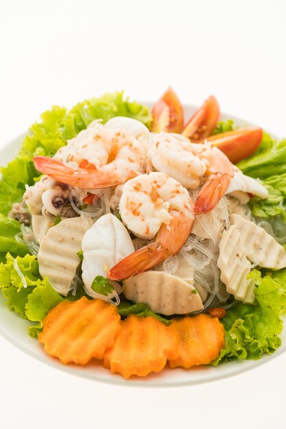 Салат с морепродуктами и острой лапшой по-тайски