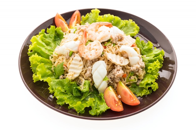 Салат с морепродуктами и острой лапшой по-тайски