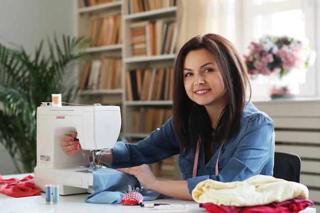 自宅で働く女性の裁縫師