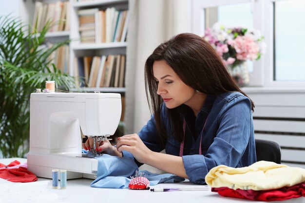 自宅で働く女性の裁縫師