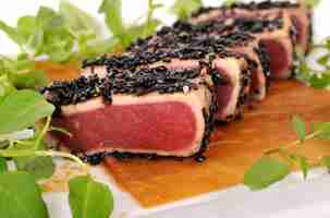 Foto gratuita semi di sesamo ricoperti di tonno con insalata verde