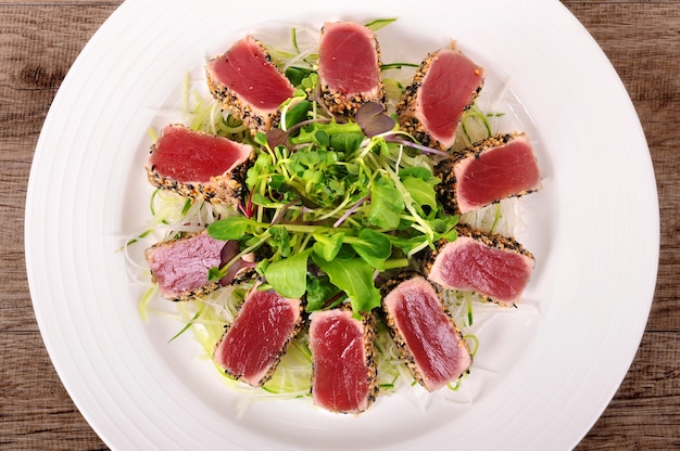 Free photo seared tuna on plate top view