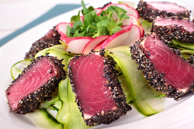 Free photo seared tuna salad close up