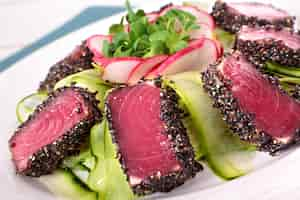 Free photo seared tuna salad close up