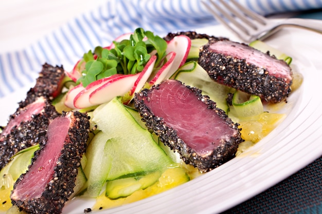 Free photo seared tuna with green salad and sauce