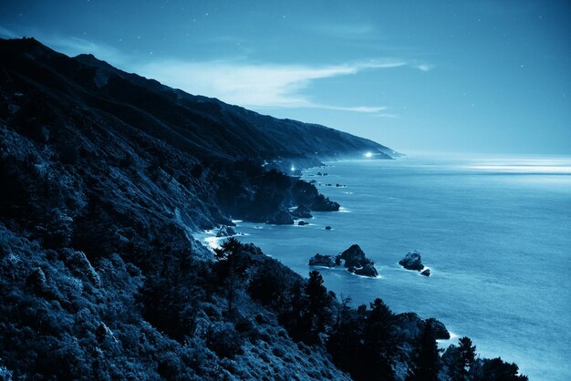 캘리포니아 빅서의 달빛 바다.