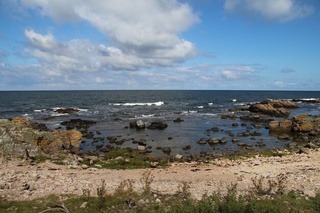 デンマーク、ボーンホルム島のハンマーオッドの海岸にある大きな岩と石のある海の風景