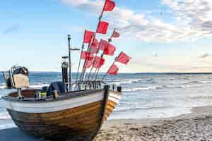 Foto gratuita seascape con una barca in riva al mare