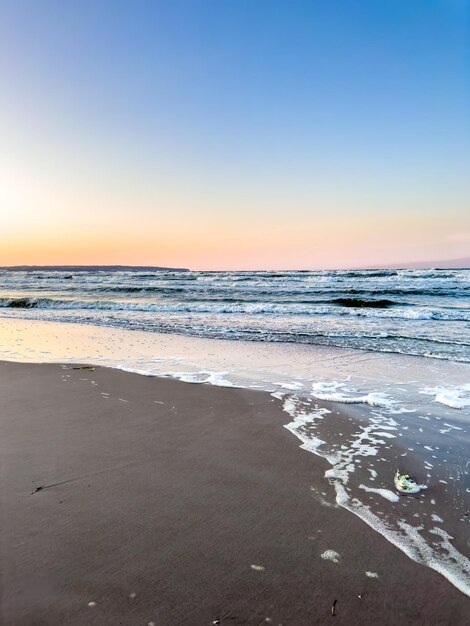 Морской пейзаж с песчаным пляжем и ясным безоблачным небом