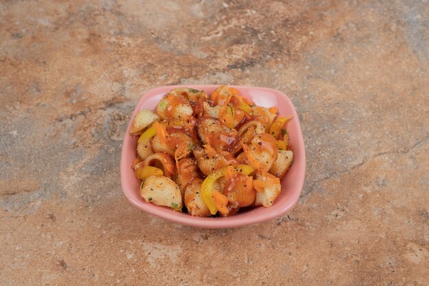 토마토 소스와 함께 그릇에 조개 모양의 파스타