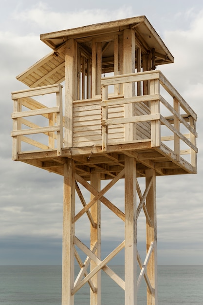 인명구조 타워가 있는 해변 전망