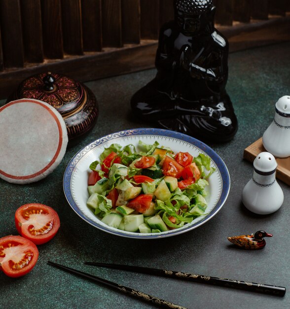 Seasonal green salad with tomatoes