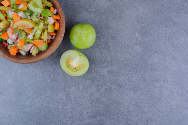 季節のミックス野菜サラダをプレートに