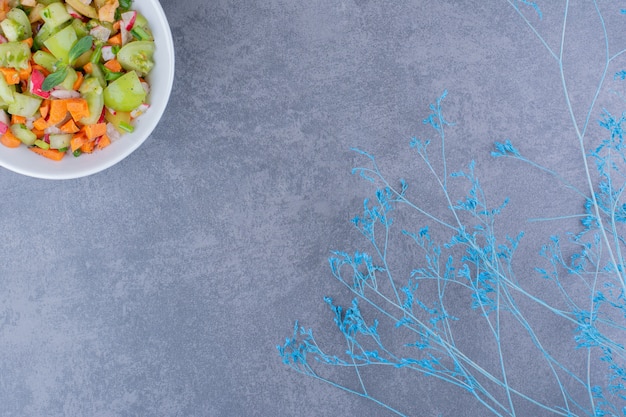 Foto gratuita insalata di verdure miste di stagione al piatto