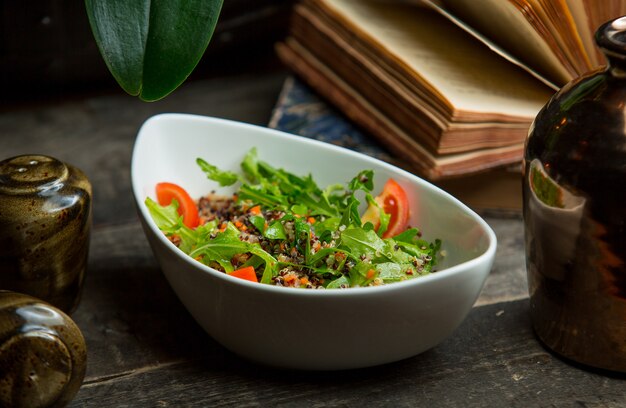 Seasonal salad with roka leaves and tomato slices