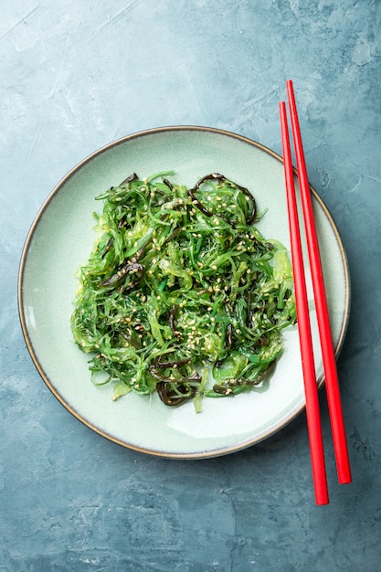 Foto gratuita insalata di alghe servita e pronta da mangiare