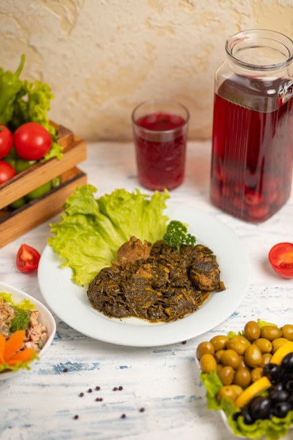 Foto gratuita sebzi qovurma, carne con verdure servita con lattuga, insalata.