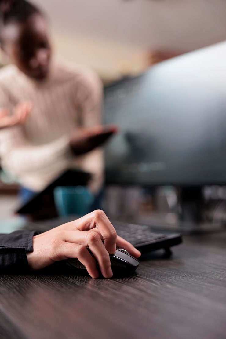 무료 Photo 보안 애플리케이션 엔지니어는 블록체인 시스템에서 중요한 회사 정보를 손으로 암호화합니다. 인공 지능 데이터 프로세서를 개발하는 신경망 프로그래머. 확대.