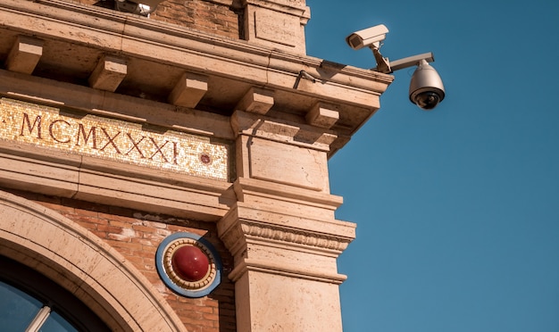 Free photo security camera in the outdoor of vatican museum on a daylight