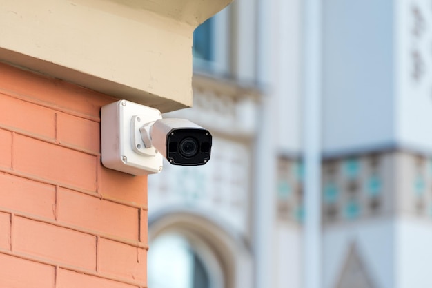 Камеры видеонаблюдения на современном здании. профессиональная камера видеонаблюдения на стене со светодиодной подсветкой.